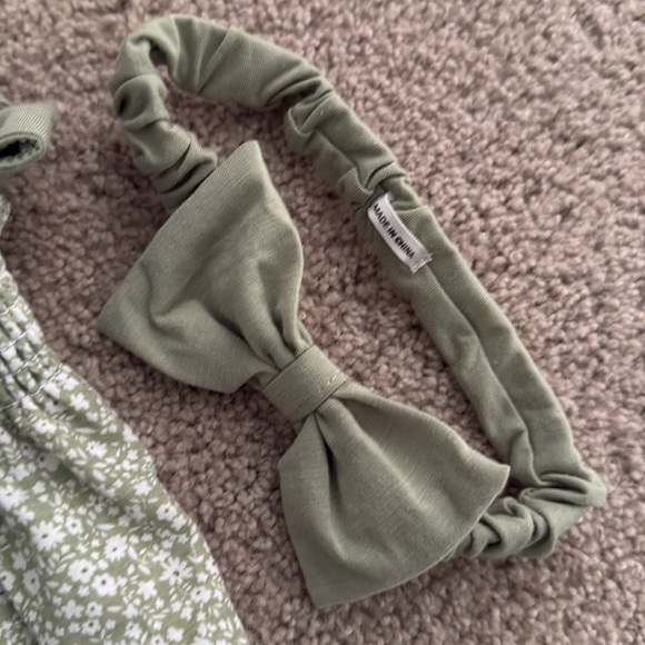7 for all mankind floral green and white romper with matching headband 18 months - Picture 3 of 3